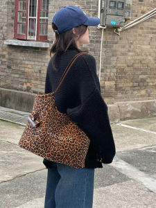 Trendy Large Capacity Leopard Print Tote Bag Womens Single Shoulder Bag for Commuting And Class 2025 New Style Soft Polyester Material