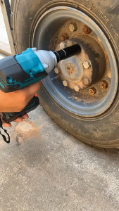 895N.m 25800mAH Electric Brushless 588VF Cordless Impact Wrench With 2PCS Battery and Plastic Case