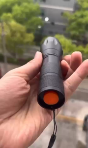 ไฟฉาย LED อลูมิเนียมอัลลอยด์สว่างสูง ใช้งานสะดวก เหมาะสำหรับกรณีฉุกเฉินที่บ้าน