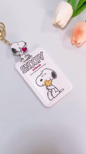 SNOOPY W ที่ใส่บัตร ที่ห้อยบัตร พร้อมที่ใส่บัตร สายห้อยดึงยืดออก โยโย่ มีก้ามปูสวยงาม SNOOPY W ขนาด 4x4x1.5 cm ที่ใส่บัตรขนาด5.5x8.5CM งานสวย BY 3985 SHOP
