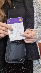 โรซูล กระเป๋าใส่หนังสือเดินทางแบบแขวน กระเป๋าใส่แฟ้มกันขโมยอเนกประสงค์ กระเป๋าเก็บของแบบบางสะพายข้าง กระเป๋าซ่อนเงินสีดำ บางเฉียบแนบลำตัว ซ่อนเงิน ใส่พาสปอร์ต