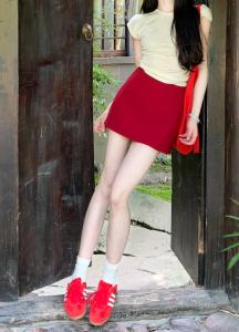 กระโปรงสั้นทรงเอเอวสูงเซ็กซี่สีแดงสไตล์ย้อนยุคสำหรับผู้หญิงในช่วงฤดูร้อน กระโปรงทรงตรงกระชับสัดส่วนกระโปรงสั้นทรงเอ