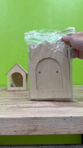 บ้านนกแก้วไม้ติดกรง แข็งแรง ระบายอากาศดี ใช้ได้ทุกสายพันธุ์ 2 ขนาด บ้านไม้นก1