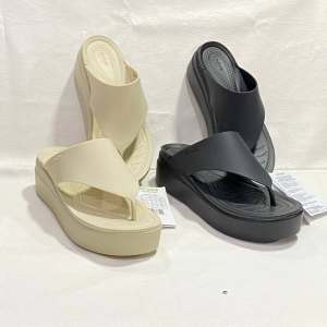 Crocs รองเท้าแตะ 5cm ส้นสูง สำหรับผู้หญิง หัวหนีบ สินค้า พร้อมส่งใส่นิ่มสบาย