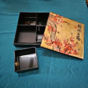 Hộp đựng bánh mứt sơn mài cao cấp Thanh Bình Lê hộp vuông hoa đào đỏ nền dát vàng 4 ngăn rời 23x23x6 cm