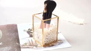 AC17-20 กล่องใส่แปรงเหลี่ยมทรงสูงขอบทอง (ไม่รวมมุก)