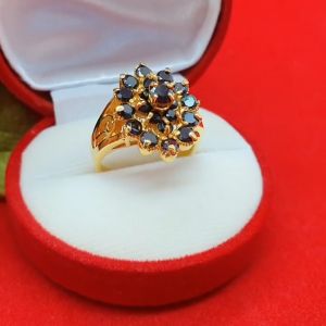 แหวนทองฝังพลอย เกรดพรีเมี่ยม เสริมบารมี ราคาใช้จ่าย แบบแท็บ น้ำหนัก สวยงาม เสริมสร้างความมั่นใจ ใส่ในชีวิตประจำวันได้ ทำจากทองเหลือง สีทอง เรียบหรู