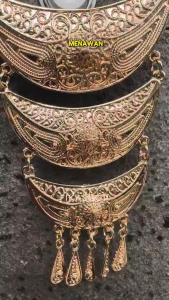 Bros Kebaya Etnik Tiga Pirus dengan Hiasan Kristal Kuarsa - Warna Metalik Elegan