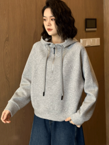 เสื้อสเวตเตอร์มีฮู้ดแบบมีซิปครึ่งตัวแขนยาวสีเทาสไตล์อเมริกันสำหรับผู้หญิง ฤดูใบไม้ร่วง 2025 แฟชั่นใหม่ เสื้อสเวตเตอร์คอตั้ง