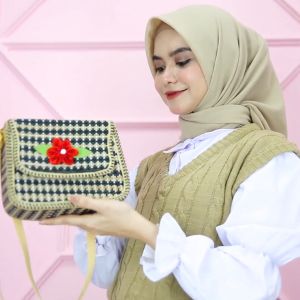 Tas Etnik Wanita: Motif Bunga & Anyaman Pandan
