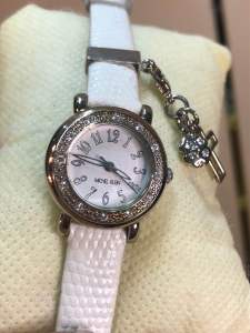 Đồng hồ nữ MICHEL KLEIN size 26mm dây da trắng vỏ thép không gỉ niềng đính đásản phẩm có độ mới rất cao