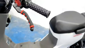 การ์ดแฮนด์ มอเตอร์ไซค์ อลูมิเนียม สามารถทนต่อแรงกระแทกและความร้อนจากแสงแดด ของแต่งมอเตอร์ไซค์ใส่ได้ทุกรุ่น /(1คู่ )