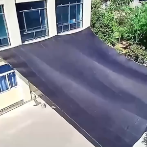 【ช้ได้ 20 ปี 】แผ่นตาข่ายกันสาด ผ้าใบกันฝน ผ้าใบกันแดด ใช้วัสดุ hdpe อัตราการแรเงา 95% ระบายอากาศและน้ำผ่านได้ แสลนบังแดด มีตาไก่