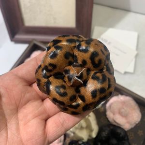 High-End Camellia Brooch Pin Womens Small Fragrance Style Fabric Tweed Lapel Flower Pins Retro Fashion Suit Coat Accessories