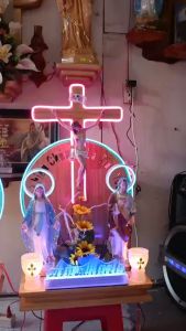 Bộ bàn thờ tròn "Thiên Chúa là tình yêu" tượng 30cm Tg40gắn đèn hào quang LED bảng chữ " Ave Maria" hoa đèn đầy đủ.