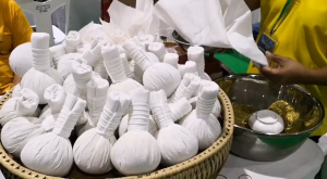 ลูกประคบ สมุนไพรโบราณ ลูกใหญ่ ขนาด200กรัม