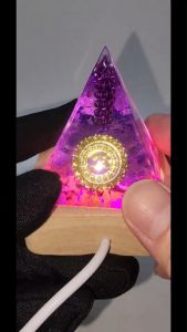 (SG Seller Ready Stocks) Noble Gathering Pyramid Ornament with Light Base Height about 5cm 金字塔巨吸贵人摆件带灯座 高5厘米
