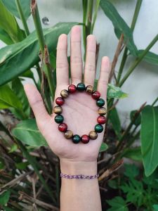 Gelang Tasbih Akar Bahar Tali Arus Kombinasi 3 Warna (Merah Emas dan Hijau) Dim 12mm