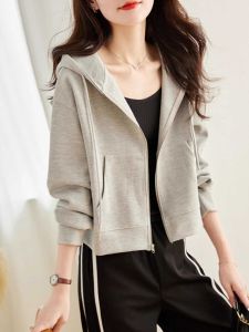 เสื้อสเวตเตอร์คอกลมแขนยาวทรงหลวมสำหรับผู้หญิง 2024 ฤดูใบไม้ผลิและฤดูใบไม้ร่วง แจ็คเก็ตคาร์ดิแกนแบบมีซิป กระเป๋า แฟชั่นสปอร์ต แขนยาว ปกติ