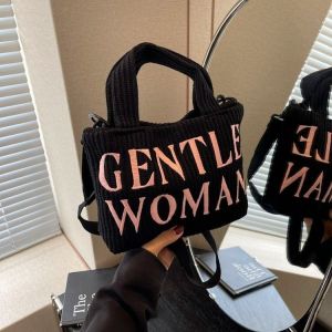 กระเป๋าถือผ้าขนสัตว์ถักปักลายตัวอักษร Gentle Woman กระเป๋าสะพายไหล่ข้างเดียวสำหรับผู้หญิง ฤดูใบไม้ผลิและฤดูร้อน ปี 2024