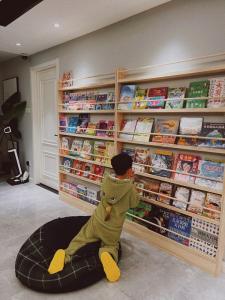  YYBAIO | Pine Wooden Kids Bookshelf Space Saving
