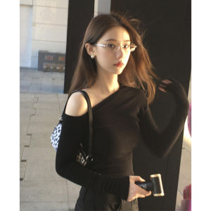 Off-shoulder One-sided T-shirt