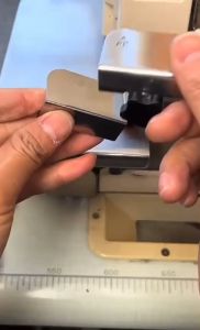 Cữ chống chém chống lẹm vải CÓ NÚM VẶN màu đen MẪU MỚI dùng cho máy vắt sổ