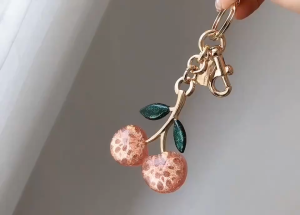 【26 ตัวเลือกให้เลือก】คลาสสิกต้นฉบับร้านค้าอย่างเป็นทางการถุงอุปกรณ์เสริม พวงกุญแจจี้โลโก้พวงกุญแจตกแต่ง พวงกุญแจจี้