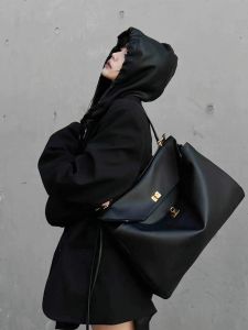 Large Capacity Leather Tote Bag for Commuting Women Fashionable Handbag Shoulder Bag Lock Buckle Closure Soft Leather