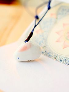 สร้อยคอรูปกระต่ายหูสีชมพูดีไซน์ดั้งเดิมแบบมีสาย สร้อยคอแบบมีหัวเข็มขัดสำหรับคู่รัก เครื่องประดับแฟชั่นที่สร้างสรรค์และน่ารัก