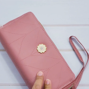 กระเป๋าสตางค์หนังผู้หญิง ใบยาว ซิปคู่ ขนาด 9.5 x 20 x 4 ซม. ดีไซน์เรียบหรู ติดอะไหล่ดอกไม้ จุของได้เยอะ ใส่บัตรได้หลายใบ