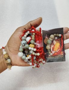 กำไลหินด้ายแดง หลวงปู่มหาศิลา พระราชวัชรธรรมโสภณ (ศิลา สิริจนฺโท)  พุทธคุณ ช่วยเสริมดวงชะตา ค้าขาย การเจรจาธุรกิจ