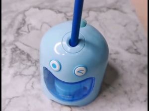 Đồ chuốt bút chì tự động Khủng Long Xanh hình dán 3D cao cấp chính hãng DELI Máy gọt bút chì dùng pin