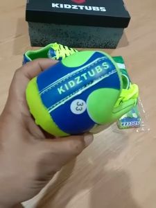 KIDZTUBS Sepatu Futsal Anak Paket Komplit Sepatu Futsal Tas Skin Deker Kaos Kaki Usia 6-10 Tahun Size 28 29 30 31 32 33 34 35 36 37 KDZ1327011825