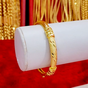 กำไลข้อมือทองชุบ น้ำหนัก 2 สลึง เส้นผ่านศูนย์กลาง 5.5 ซม. รับประกัน 1 ปี ทองชุบ เสริมบารมี ภาพสินค้าถ่ายจากงานจริง