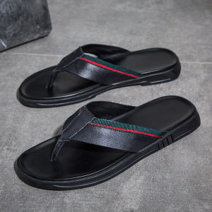 รองเท้าแตะหนังวัวสีดำแบบสวมสำหรับผู้ชาย ฤดูร้อน 2025 รองเท้าแตะชายหาดกลางแจ้งสไตล์เกาหลีสำหรับเยาวชน