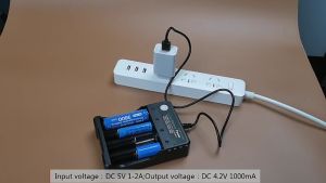 Sạc Pin Tự ngắt và có đèn báo khi đầy 4 Khe cao cấp dùng cho pin 18650 AA