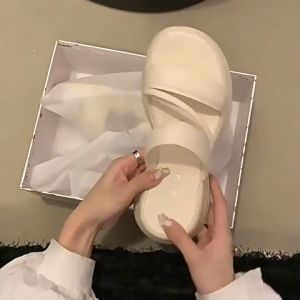 QZshop งานปังเวอร์ รองเท้าแตะแบบสวมแฟชั่น มีให้เลือกถึง 3 สี งานทรงสวย สีขับผิว ราคาดีเหมาะสำหรับคุณสาวๆที่กำลังมองหารองเท้าสวยๆใส่สบาย ตำเลยก่อนของหมด