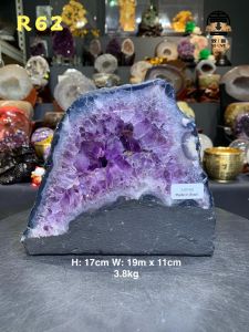 mini amethyst crystal geode #johorbahru #crystal💯天然紫晶洞 薄皮玛瑙边带有方解石✅ 饱满紫水晶结晶🧲 带有黄娇花共生💰 (如定制实木底座另加RM60)  高height: 17cm  宽width: 19cm x 11cm  重weight: 3.8kg  📍Johor Bahru 区可自行取货或邮寄服务