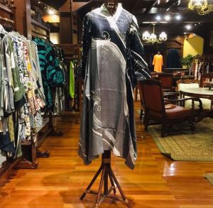 Khalisa Tunik Viscos by Dian Pelangi LIMITED EDITION Blouse Baju Atasan Kemeja Blus Outfit Busui Kerja Kantor Pesta Pernikahan Kondangan Casual Formal Wanita Hijaber Cantik Anggun Modis Modern Elegan Mewah Model Korea Terbaru Motif Batik Kekinian