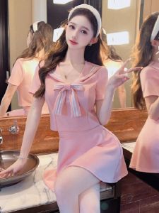 ชุดกระโปรงสั้นทรงเอเอวสูงพร้อมโบว์ผีเสื้อสีบล็อก ชุดแฟชั่นฤดูใบไม้ผลิ 2025 สำหรับผู้หญิงวัย 18-25 ปี