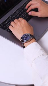 Sunlifex Jam Tangan Pria Mode Kuarsa Klasik Tali Kulit Jam Tangan Cowok COD\\n\\n Produk & Keaslian\\n\\n Detail Produk\\n\\nJam tangan Sunlifex adalah produk yang dirancang dengan desain klasik dan elegan. Jam tangan ini menggunakan baterai kuarsa yang handal dan akurat, serta dilengkapi dengan tali kulit berkualitas tinggi. Dengan penampilan yang menawan, jam tangan Sunlifex cocok untuk berbagai acara formal dan non-formal, baik di tempat kerja maupun acara sosial.\\n\\n Keaslian 100%\\n\\nJam tangan Sunlifex adalah produk asli yang dibuat oleh produsen resmi. Anda dapat yakin bahwa jam tangan yang Anda beli adalah produk yang berkualitas tinggi dan bukan produk palsu atau tiruan.\\n\\n Isi Paket & Layanan Garansi\\n\\n Detail Isi Paket\\n\\nSetiap paket jam tangan Sunlifex meliputi:\\n\\n- Jam tangan x 1\\n- Kotak x 1\\n- Label Merek x 1\\n- Kartu Garansi x 1\\n\\n Garansi VIP 1 Tahun\\n\\nKartu garansi VIP yang disertakan dalam setiap paket jam tangan Sunlifex menjamin bahwa produk Anda akan dilayani dengan baik selama satu tahun. Garansi ini hanya berlaku untuk masalah kualitas produk dan tidak termasuk kerusakan yang disebabkan oleh penggunaan yang tidak tepat atau kerusakan buatan.\\n\\n Pengiriman & Aktivasi Jam Tangan\\n\\n COD & Pengiriman Cepat\\n\\nJam tangan Sunlifex dapat dikirim ke alamat Anda dalam waktu 24 jam (kecuali akhir pekan dan hari-hari umum) dengan bungkus gelembung gratis. Anda juga dapat memilih metode pembayaran COD (Cash On Delivery), yang memungkinkan Anda membayar barang saat menerima paket.\\n\\n Cara Mengaktifkan Jam Tangan\\n\\nUntuk mengaktifkan jam tangan Sunlifex, lepaskan klip plastik putih pada tombol di samping jam tangan, lalu tekan tombol dengan kuat. Jam tangan akan beroperasi secara normal setelah proses ini.\\n\\nDengan desain klasik dan elegan, jam tangan Sunlifex adalah pilihan tepat bagi pria yang mencari jam tangan berkualitas tinggi. Dengan garansi VIP selama satu tahun dan layanan pengiriman cepat, Anda dapat yakin bahwa jam tangan Sunlifex akan memberikan penampilan yang menawan dan fungsionalitas yang handal untuk waktu yang lama.\"