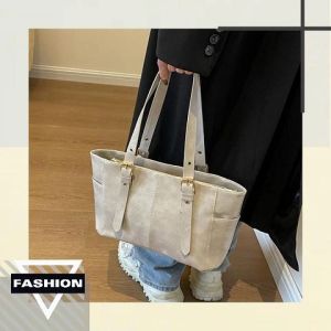 TKGirl งานใหม่ฮอตฮิตพร้อมส่งมาก กระเป๋าแฟชั่นสะพายไหล่ งานจึ้ง ทรงดี สีสวย วัสดุหนัง PU อย่างดี กันน้ำได้ สะพายง่าย ใส่ของได้เยอะจุใจ จะสะพายไปเที่ยวก็ดีสะพายไปทำงานก็เริ่ด ใครสนใจสั่งเล้ย