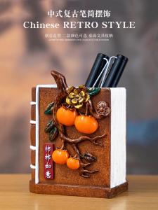 ตู้เก็บปากกาสีแดงพร้อมลูกโป่งสีเหลือง ตกแต่งโต๊ะทำงานสำนักงาน ของขวัญธุรกิจที่ใช้งานได้จริง เครื่องประดับตกแต่งสไตล์จีน