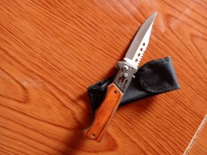 อุปกรณ์เดินป่า ขนาด 20 cm เป็นมีดล็อกและมีดออโต้ มีดประเภทที่สามารถกางหรือดีดใบมีดได้ ใบมีดทำจากโลหะ  สินค้าพร้อมส่งค่ะ