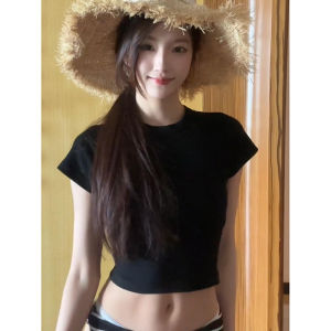 เสื้อยืดแขนสั้นสีดำสไตล์วิทยาลัยย้อนยุคสำหรับผู้หญิงในช่วงฤดูร้อน เสื้อแขนสั้นทรงเข้ารูปสั้นระดับไฮเอนด์ที่ใช้งานได้หลากหลาย