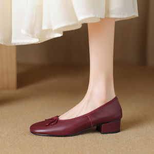 รองเท้าส้นเตี้ยแบบสวมหัวเหลี่ยมสไตล์ฝรั่งเศส หนังแท้ รองเท้าแตะส้นกลาง สำหรับผู้หญิง ฤดูใบไม้ผลิและฤดูใบไม้ร่วง สีแดง ผูกโบว์สีน้ำตาล