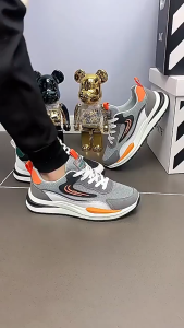 NOST ร้องเท้าผ้าไบ รองเท้าผ้าใบสีเทาตัดกันสีส้มสำหรับผู้ชาย รองเท้าลำลองสไตล์เรโทร รองเท้าวิ่งตาข่ายระบายอากาศกันลื่น