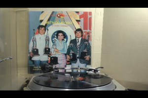 1 แผ่นเสียง 12นิ้ว G54 ศรวณี โพธิเทศ ผู็ชำนาญการฆ่า แผ่นVG++ ริ้วรอยบาง เสียงรบกวนนิดหน่อยไม่มีรอยลึก แผ่นล้างสะอาดแล้ว ปกVG++มีตำหนิขอบนิดหน่อย ขอบไม่ขาด สันไม่ทะลุ