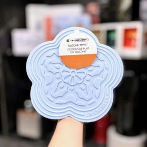 Miếng lót bát đĩa hình hoa Le Creuset - Chất liệu silicon chịu nhiệt 250 độ C -rộng 20cm - dày 03cm